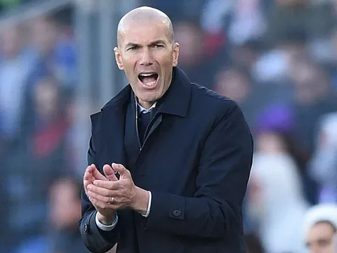Giành 3 điểm, Zidane vẫn ra tận đường biên "mắng mỏ" công thần