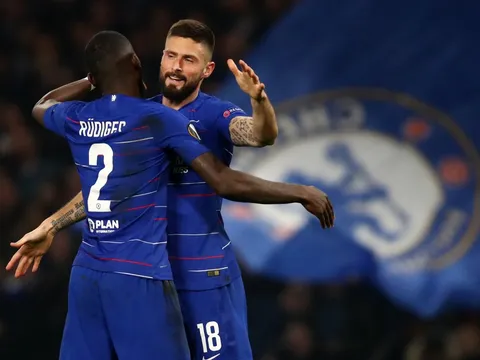 Giroud "dọa nạt" người Manchester trong ngày Chelsea đại thắng
