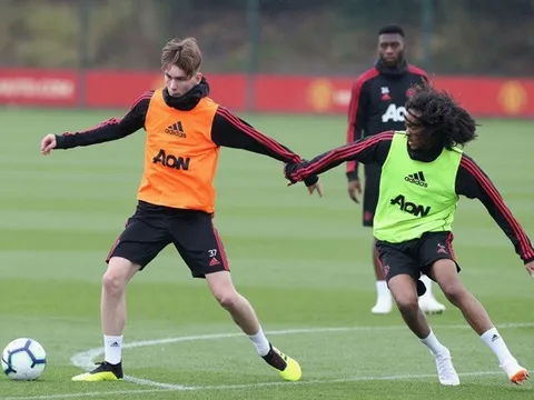 Góc Man Utd: Rốt cuộc chuyện gì đang xảy ra với lò Carrington?