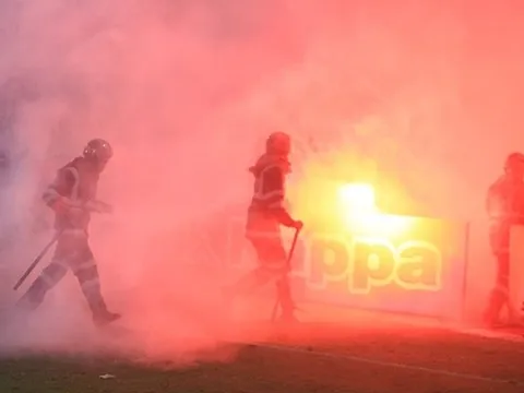 Góc nhìn: Màu đỏ của pháo sáng… và 3 chiếc thẻ đỏ!