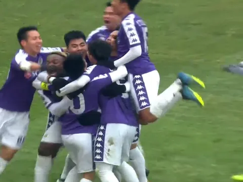 Hà Nội phối hợp như 'đá ma' CLB của Fellaini trước khi Văn Quyết volley ghi bàn đẹp mắt