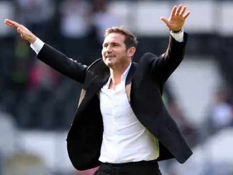 Hai bàn thắng phút bù giờ, sao trẻ Liverpool mang ánh sáng đến cho Lampard