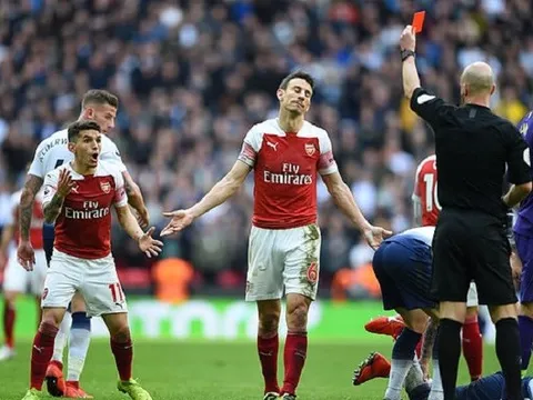Ham hố triệt hạ đối thủ, trò cưng của Emery giúp Man Utd "mừng thầm"