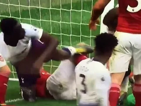 Hành động côn đồ, sao Tottenham bị Lacazette 'bóc phốt' trên mạng xã hội