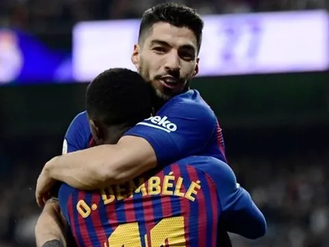 Hành động "khó đỡ" của Suarez sau khi El Clasico kết thúc