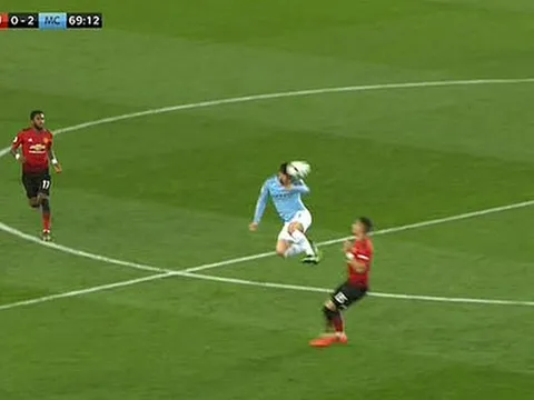 Hành động như De Jong, sao Man City đáng ra phải nhận thẻ đỏ