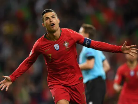 Hattrick 'thần thánh', Ronaldo đưa Bồ Đào Nha vào chung kết