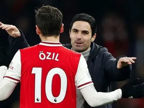 Hậu trường: Arteta, Oezil ăn mừng sau chiến thắng trước Man United