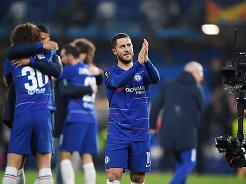 Hazard vẫy tay chào tạm biệt CĐV Chelsea