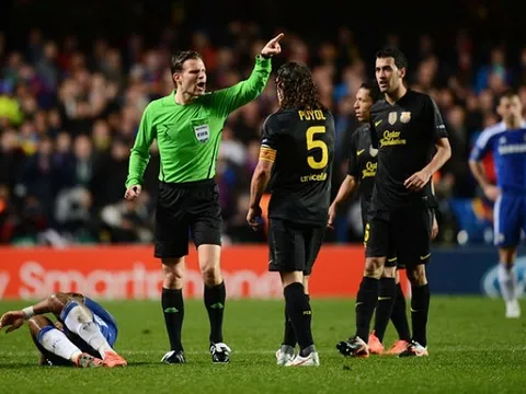 Hé lộ "vua áo đen" cầm còi trận Barca - M.U: Xứ Catalan "run rẩy"?