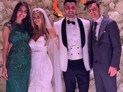 Muôn kiểu thư giãn giữa ồn ào của dàn sao làng túc cầu