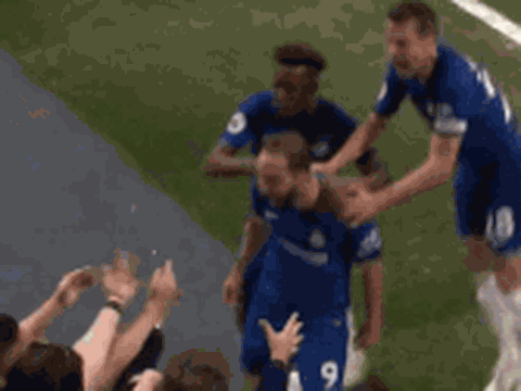 Higuain lao đầu vào ngực CĐV nữ ăn mừng sau khi ghi bàn