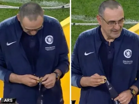 HLV Sarri khiến CĐV Chelsea rơi nước mắt chỉ vì 1 hành động sau chung kết Europa League