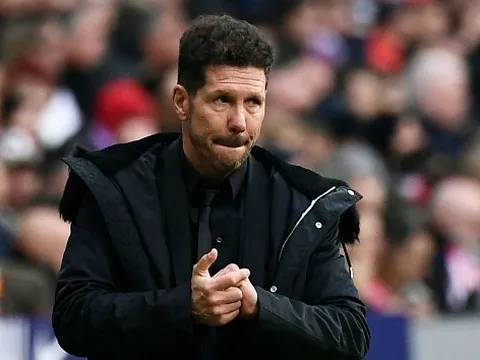 HLV Simeone tố cáo Barca, tuyên bố "xanh rờn" về thẻ đỏ của Costa