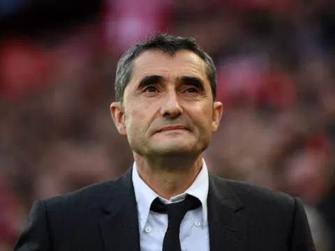 HLV Valverde bất ngờ lên tiếng về tương lai, đi hay ở?