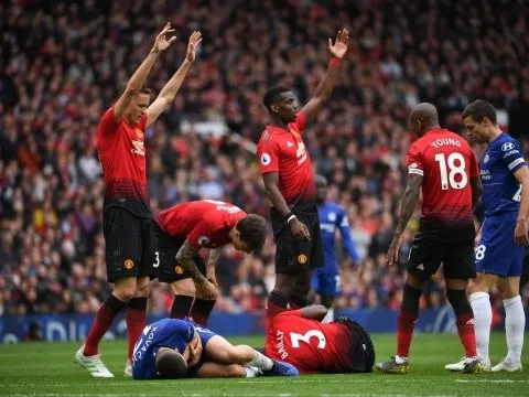 Hòa Chelsea, sao M.U khóc nức nở trong phòng thay đồ