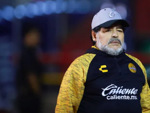 Hưởng lợi từ trọng tài, Maradona vẫn không thể đánh bại CLB bất bại