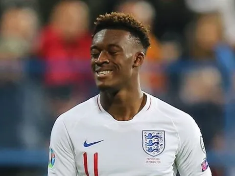 Huyền thoại Liverpool chửi Sarri "ngu ngốc" vì một người