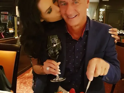 Huyền thoại Liverpool đính hôn với bạn gái kém 3 con giáp