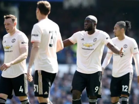 Fan MU: "Cậu ấy như con virus chạy quanh đội hình, không cảm hứng"