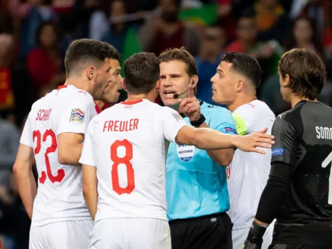 Hy hữu! VAR biến quả pen của Bồ Đào Nha thành pen cho Thụy Sĩ