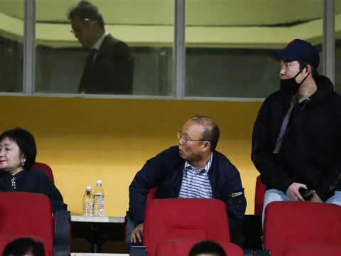 Vợ và con trai HLV Park Hang-seo dự khán trận Hà Nội FC