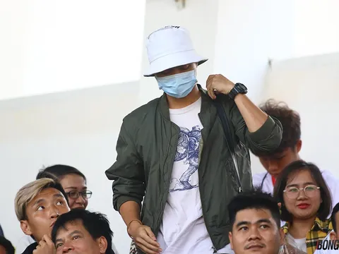 Tuấn Anh "bụi bặm" xuất hiện trên khán đài xem đàn em thi đấu