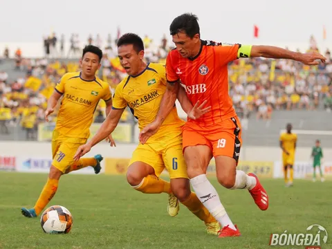 Đức Chinh, Mạnh Hùng bất lực ngăn cản SLNA đánh bại SHB Đà Nẵng