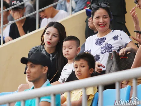 Bạn gái xinh đẹp dự khán, Bùi Tiến Dũng và Viettel có chiến thắng đầu tiên trên sân khách