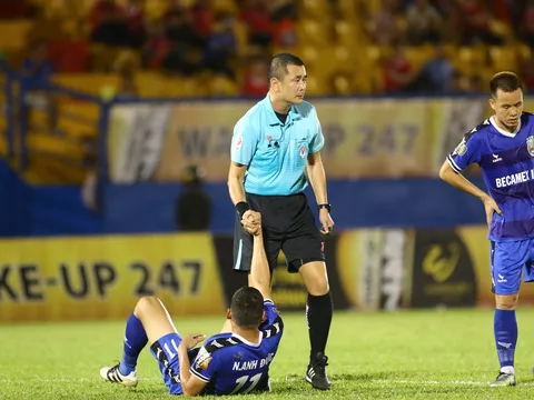 "Vua áo đen" liên tục mắc sai sót, V-League bao giờ có VAR?