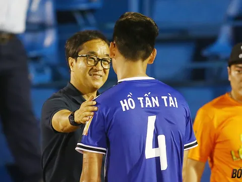 "Vi hành" sân Gò Đậu, trợ lý HLV Park Hang-seo hỏi thăm Anh Đức, động viên Tấn Tài