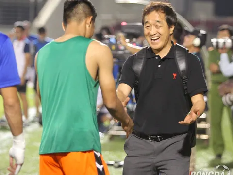 Trợ lý Lee Young-jin "tình tứ" với Đức Chinh trước ngày tập trung ĐT Việt Nam