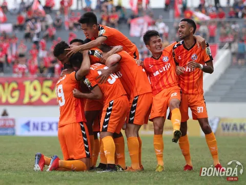 Quế Ngọc Hải nhận thẻ đỏ, Viettel thảm bại trong ngày trở lại V-League