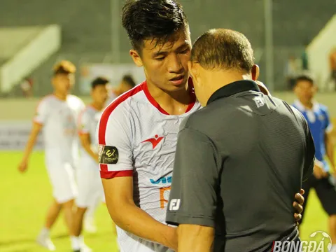 HLV Park Hang-seo an ủi học trò cưng sau thất bại đầu tiên tại V-League
