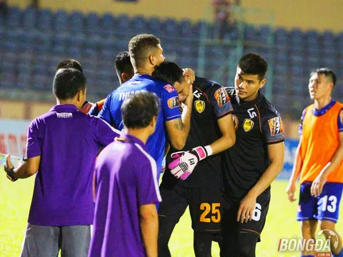 Cựu thủ môn ĐT Việt Nam khóc trong cabin khi mắc sai lầm tai hại