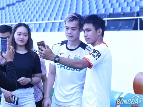 Dàn sao HAGL bị fans vây kín sau buổi tập ở Hòa Xuân