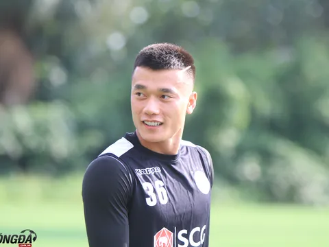 Thủ môn Bùi Tiến Dũng rạng rỡ "trình làng" bộ tóc mới