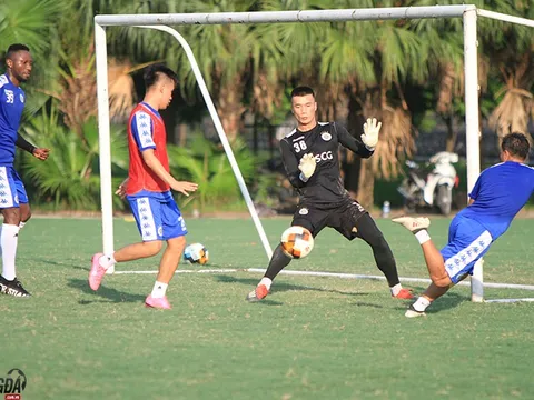Hà Nội FC "luyện quân" trong nắng nóng gần 40 độ C