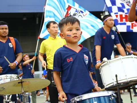 Video Fan nhí Thái Lan đánh trống điệu nghệ triệu người phải mê