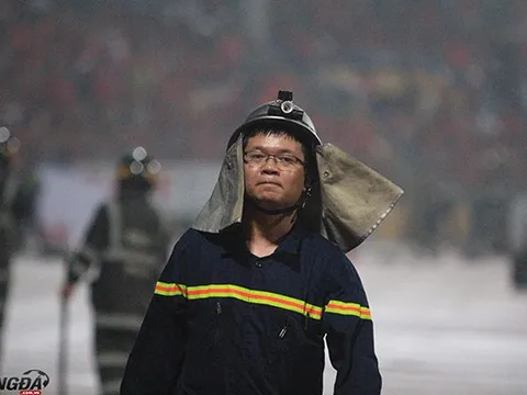 Chiến sỹ PCCC gồng mình với pháo sáng trận Hà Nội FC vs Hải Phòng