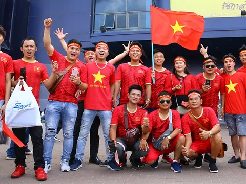 Video CĐV đặt cửa Quang Hải ghi bàn, ĐT Việt Nam đánh bại Thái Lan 2-0