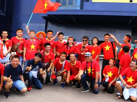 Fan Việt Nam đổ bộ Buriram "tiếp lửa" thầy trò HLV Park Hang-seo