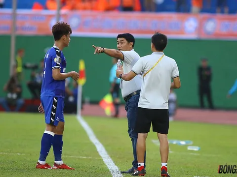 HLV Trần Minh Chiến tố trọng tài thiên vị cho SLNA