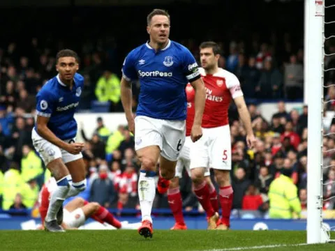 'Có sự lẫn lộn hoàn toàn ở hàng phòng ngự Arsenal'