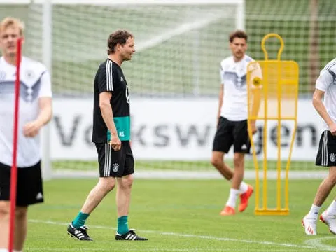 Joachim Low vắng mặt và đây là không khí tại đội tuyển Đức lúc này