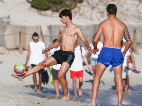 Joao Felix lộ xương sườn và thể trạng gầy gò sau chiến tích lịch sử