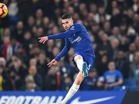 Sau chiến thắng Tottenham, Jorginho lập kỷ lục "bất đắc dĩ"