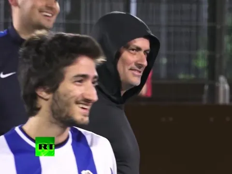 Mourinho bất ngờ tái xuất sân cỏ, luyện phòng ngự trong đêm tối