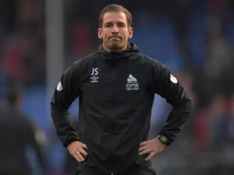 CĐV Huddersfield phản ứng bất ngờ ra sao khi xuống hạng trước 6 vòng?