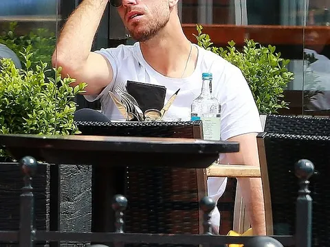 Đây, hình ảnh cực chất của đội trưởng Henderson sau khi trở thành nhà vua châu Âu